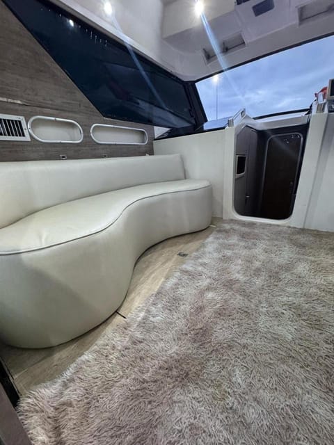 Passeio Privativo de Lancha no RJ Docked boat in Rio de Janeiro