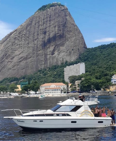 Passeio Privativo de Lancha no RJ Docked boat in Rio de Janeiro