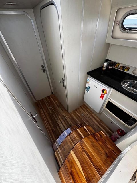 Passeio Privativo de Lancha no RJ Docked boat in Rio de Janeiro