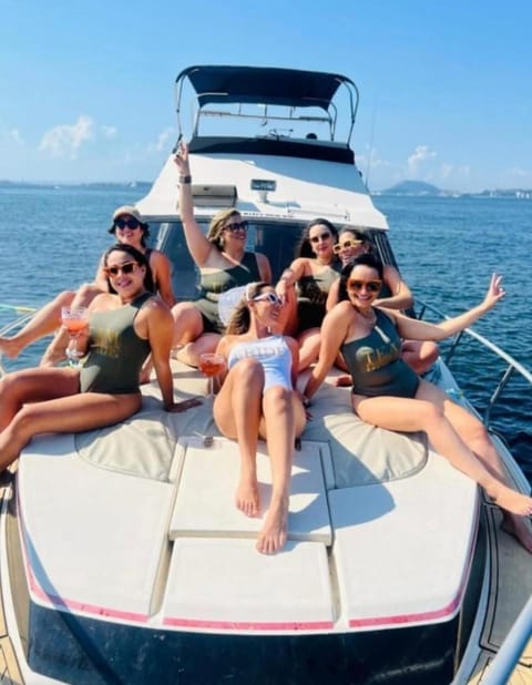 Passeio Privativo de Lancha no RJ Docked boat in Rio de Janeiro