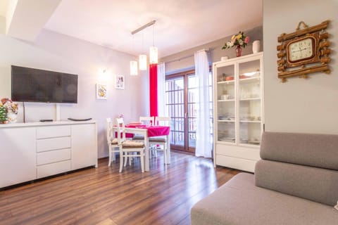 TV and multimedia, Living room, Seating area, Dining area