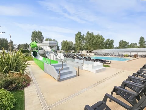 Swimming pool, sunbed