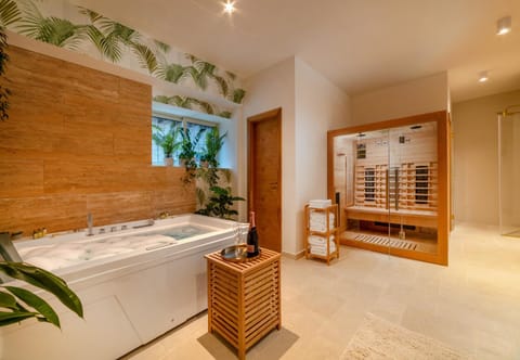 Hot Tub, Sauna, Spa and wellness centre/facilities