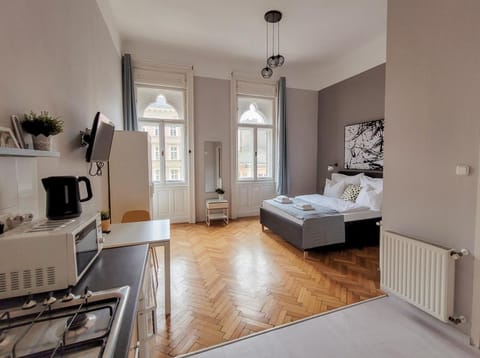 Bed, View (from property/room), Kitchen or kitchenette, Photo of the whole room, Bedroom, City view, internet, wardrobe, kitchen