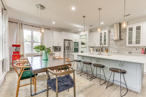 3 Mi to USF Dog-Friendly Home with Large Yard House in Lutz