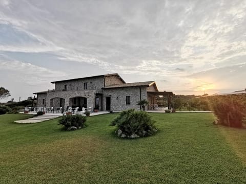 Property building, Facade/entrance, Garden, Floor plan, Garden view, Sunset