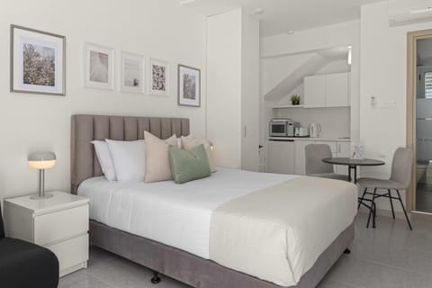 Bed, Kitchen or kitchenette, Seating area, Dining area, Bedroom, minibar