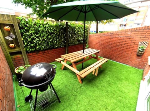Patio, Day, Garden, Dining area, Garden view