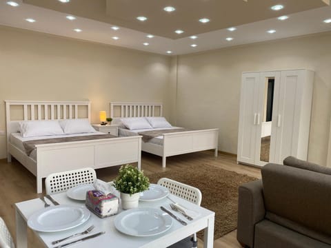 Bed, Living room, Photo of the whole room, Seating area, Dining area, Bedroom