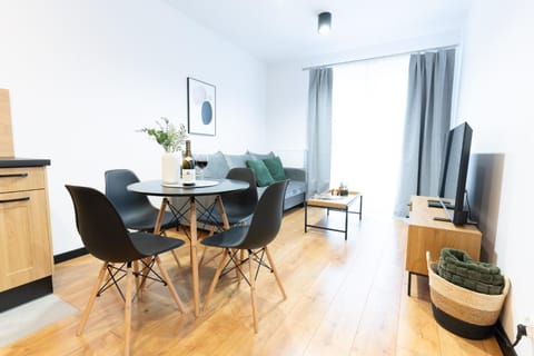 Kitchen or kitchenette, Living room, Seating area, Dining area