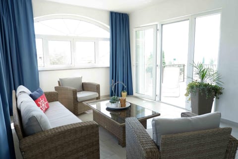 Communal lounge/ TV room, Spring, Day, Winter, Summer, Balcony/Terrace, Decorative detail, Autumn, On site, City view, Garden view, Landmark view, Sea view