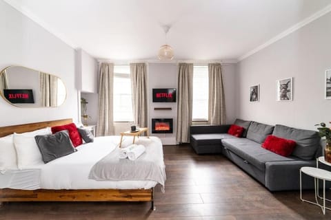 Bed, TV and multimedia, Living room, Photo of the whole room, Bedroom