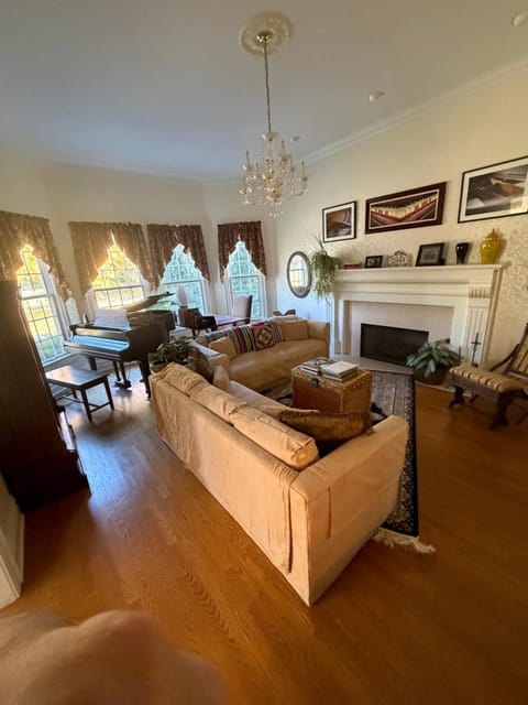 Exquisite Victorian Vacation rental in Lake Springfield