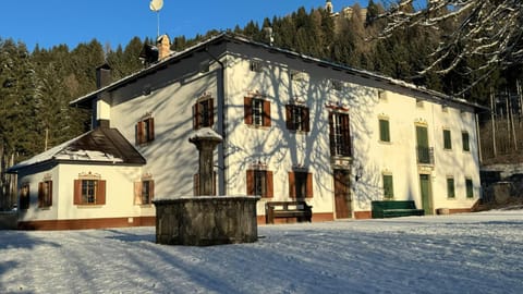 Property building, Day, Natural landscape, Winter, Mountain view