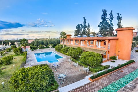 Property building, Spring, Day, Natural landscape, Garden, Garden view, Pool view, Swimming pool, sunbed