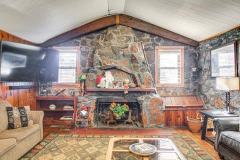 Medicine Park Getaway Kayaks, Deck and Mtn Views! House in Medicine Park