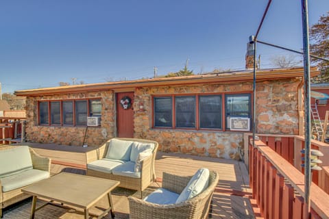 Medicine Park Getaway Kayaks, Deck and Mtn Views! House in Medicine Park