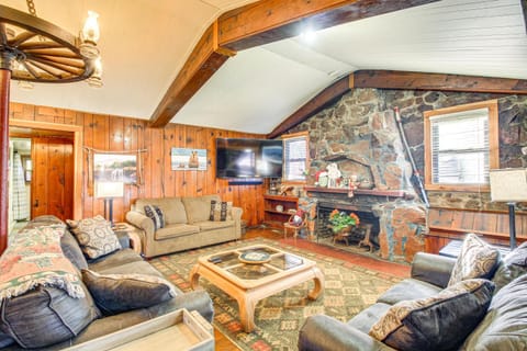 Medicine Park Getaway Kayaks, Deck and Mtn Views! House in Medicine Park