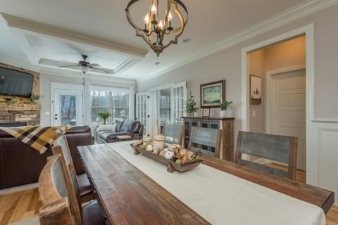 Mythical Manor Tudor-style Cottage 5 Min. from Downtown Black Mtn! House in Black Mountain