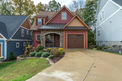 Mythical Manor Tudor-style Cottage 5 Min. from Downtown Black Mtn! House in Black Mountain