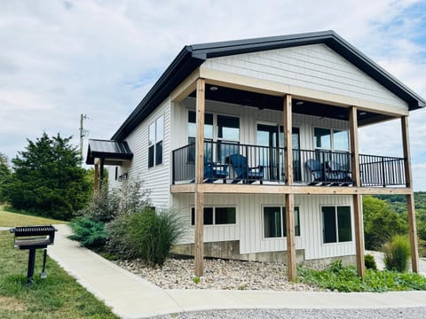 100 Acre Relaxing Retreat Near ARK- The Farmhouse House in Ohio