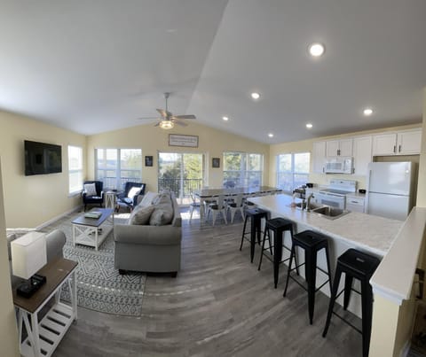 100 Acre Relaxing Retreat Near ARK- The Farmhouse House in Ohio