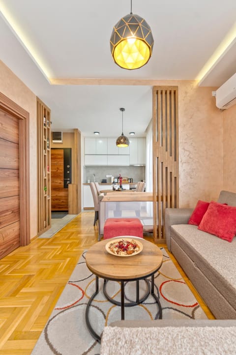 Kitchen or kitchenette, Living room, Seating area, Dining area
