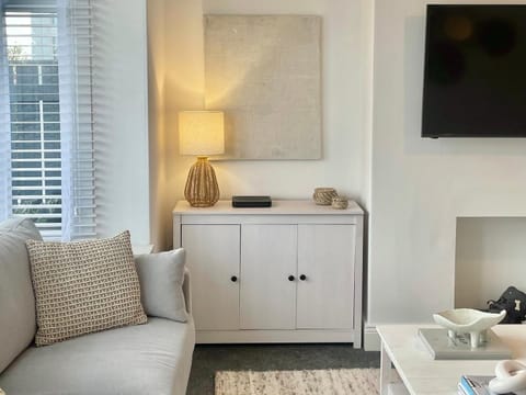 TV and multimedia, Living room, Seating area, hair dresser