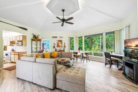 TV and multimedia, Living room, Seating area, fireplace