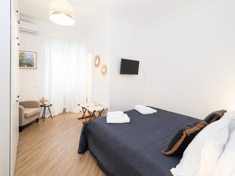 Property building, Bed, TV and multimedia, Photo of the whole room, Bedroom, towels, air conditioner