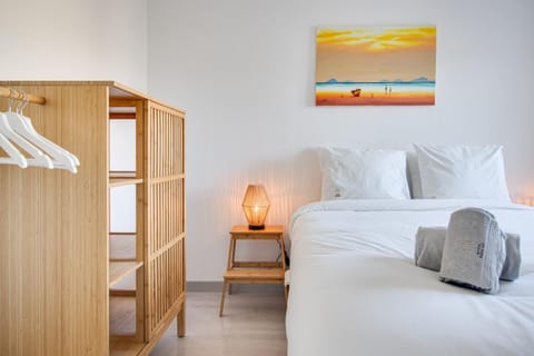 Bed, Bedroom, towels