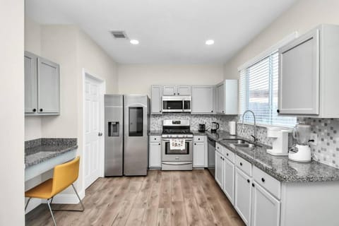 Tranquil 4-BR Oasis With Pool & Backyard Bliss! House in Cypress