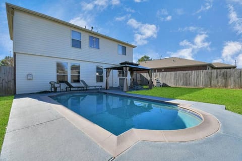 Tranquil 4-BR Oasis With Pool & Backyard Bliss! House in Cypress