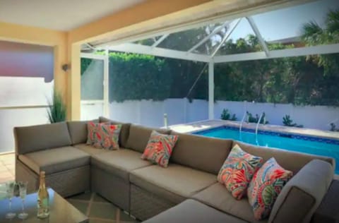 4BR Beach House Pool & Jacuzzi Beach Access House in Marco Island