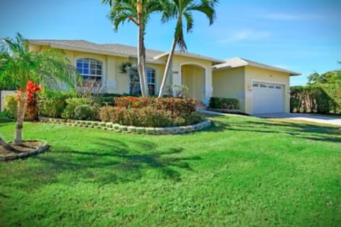 4BR Beach House Pool & Jacuzzi Beach Access House in Marco Island