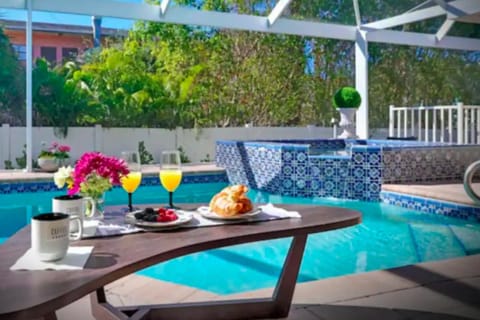 4BR Beach House Pool & Jacuzzi Beach Access House in Marco Island