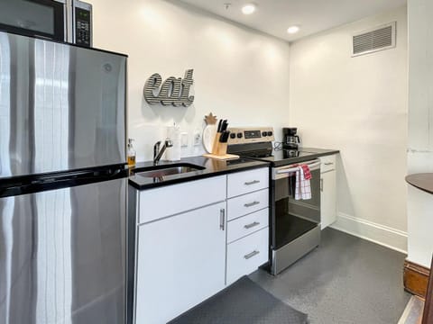 Studio Sleeps 4 - Next to 3 Breweries! Apartment in Des Moines