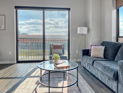 2BR 2 BA Apt Downtown wHot Tub & Amenities! Apartment in Des Moines