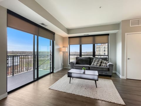 2 BR Dwntwn Apt with Hot Tub Apartment in Des Moines