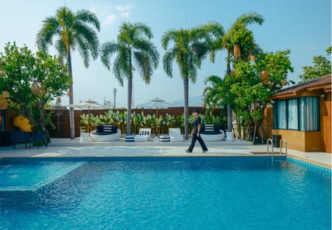 Day, People, Garden, Garden view, Pool view, Swimming pool, group of guests, sunbed