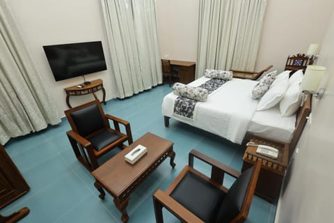 Bed, TV and multimedia, Seating area, Bedroom