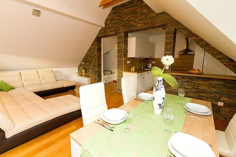 Kitchen or kitchenette, Living room, Seating area, Dining area