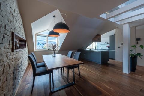 Kitchen or kitchenette, Seating area