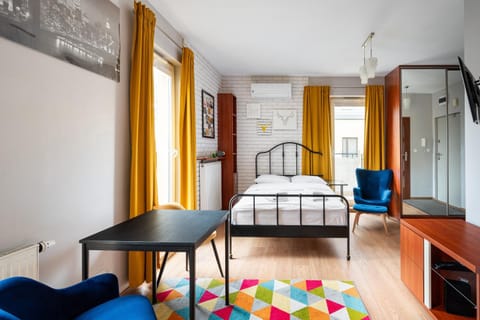 Bed, TV and multimedia, Kitchen or kitchenette, Living room, Photo of the whole room, Seating area, Bedroom, hair dresser, wardrobe