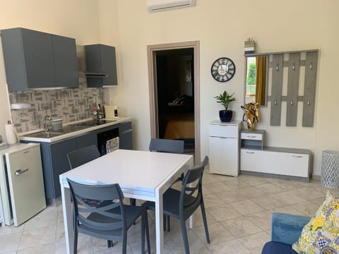Kitchen or kitchenette, Living room, Seating area, Dining area, oven, stove