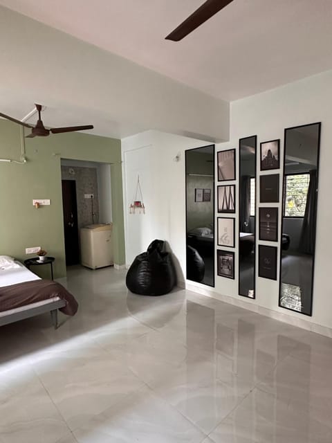Bed, TV and multimedia, Photo of the whole room, Bedroom, fireplace