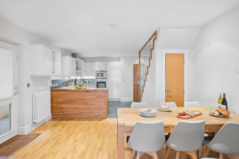 Kitchen or kitchenette, Dining area, dishwasher, oven, pet friendly, stove