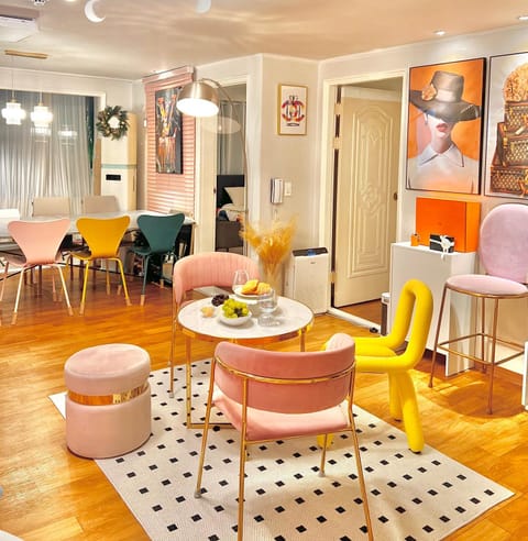 Living room, Seating area, group of guests, group of guests, group of guests, Family, Family, Family