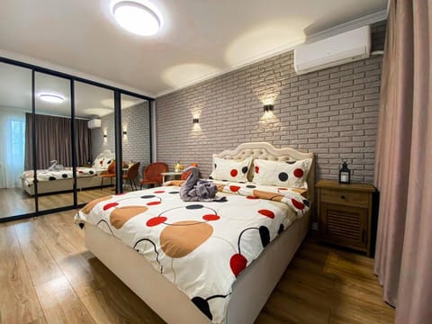 Bed, Photo of the whole room, Bedroom, locker, towels, air conditioner