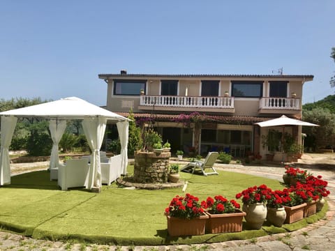 Property building, Patio, Facade/entrance, Bird's eye view, Garden, Floor plan, City view, Garden view, Landmark view, Mountain view, Sea view